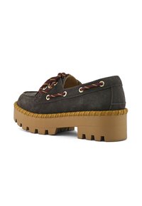 Scarpe da barca in suede grigio con suola intrecciata color tan, occhielli dorati, lacci bordeaux e tacco spesso. Finitura texturizzata e design robusto.