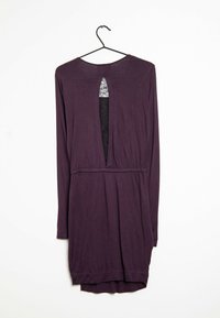 Fialové šaty s dlouhým rukávem vyrobené z jemné látky, s výstřihem na zádech dekorovaným krajkou a nařaseným pasem pro dokonalé přizpůsobení.