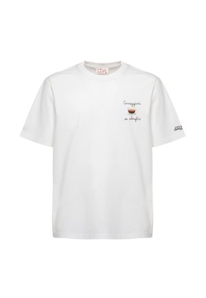 T-shirt bianca a maniche corte con una piccola tazza di espresso e testo italiano "Correggimi se sbaglio" sul petto sinistro, logo nero sulla manica destra.