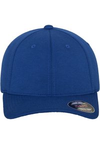 Căciulă de baseball albastră, ajustată, cu un material neted, coroana rotundă, margine plată și detalii cusute. Se remarcă printr-un eticheta a mărcii pe lateral.