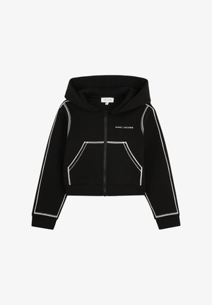 Felpa nera corta con zip frontale, dettagli con contorno bianco e tasca a marsupio. Presenta un cappuccio e un'etichetta con la scritta "MARC JACOBS".
