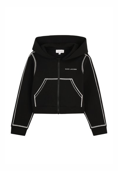 Sweat à capuche noir court avec une fermeture éclair frontale, des détails en contour blanc et une poche kangourou. Comprend une capuche et une étiquette avec le texte "MARC JACOBS".