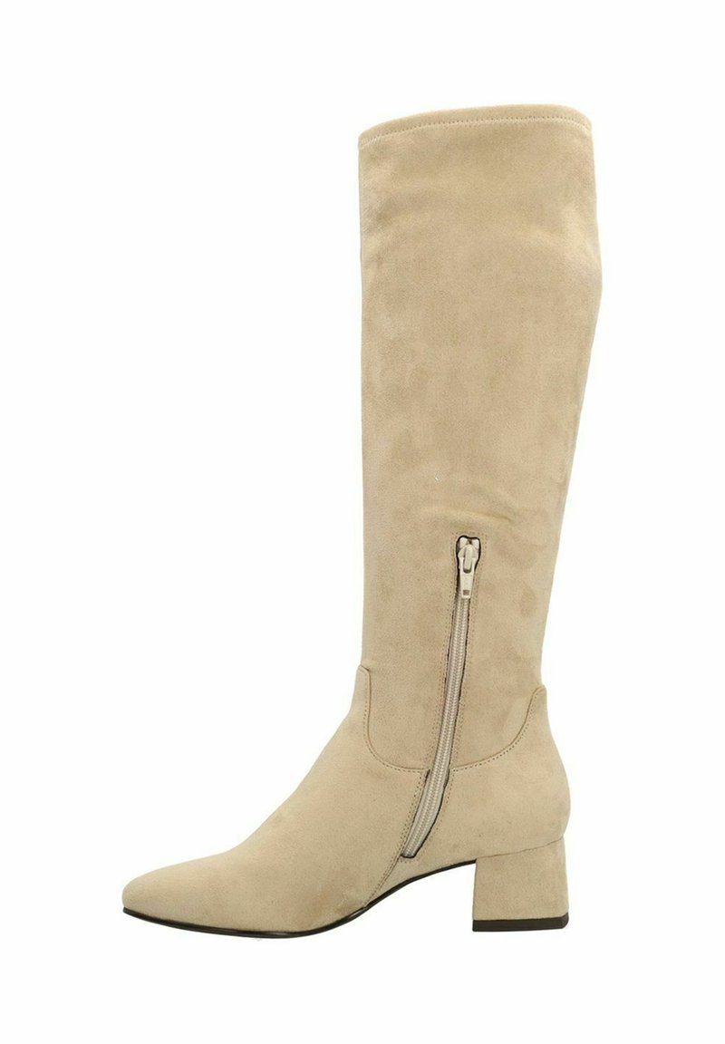 Beige suède kniehoog laars met een spitse neus, blokhak en een rits aan de zijkant voor eenvoudig aan- en uittrekken. Gladde textuur en minimalistisch ontwerp.