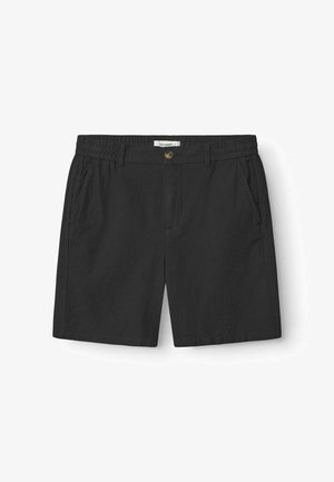 Zwarte shorts van zacht materiaal, met een elastische tailleband, een sluiting met een knoop aan de voorkant en zijzakken. Eenvoudig, recht gesneden ontwerp.