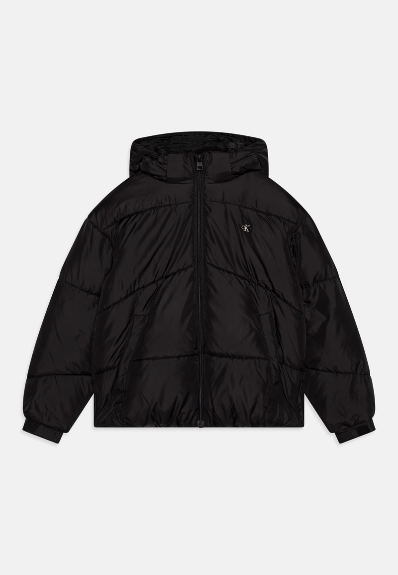 Casaco acolchoado preto com capuz, apresentando costuras diagonais. Fecho de correr e punhos elásticos para um ajuste confortável. Detalhe discreto do logo no peito.