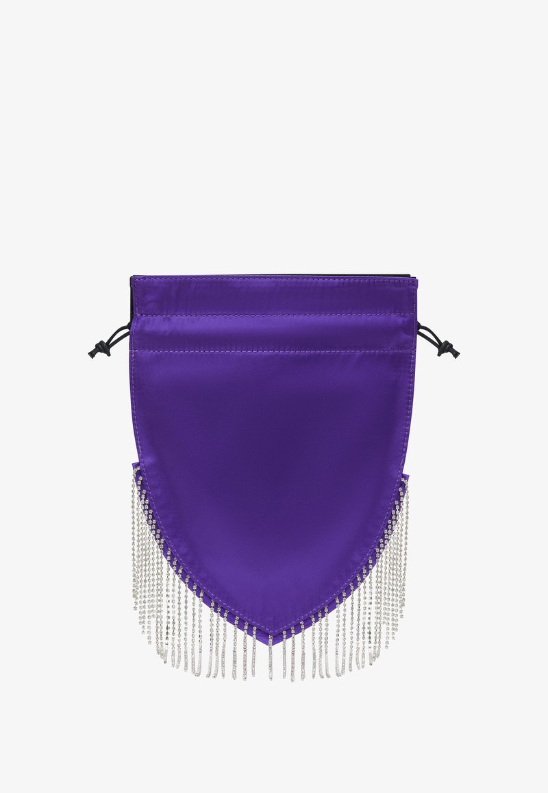 Fioletowa satynowa torba o trójkątnym kształcie, z frędzlami z srebrnych koralików na dole. Zawiązywanie na sznurku u góry.
