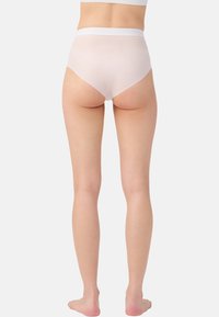 Hoge tailles, lichtgekleurde ondergoed gemaakt van zacht, glad materiaal met een witte elastische tailleband, ontworpen voor comfort en dekking.