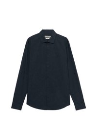 Camicia button-up a maniche lunghe di colore blu scuro realizzata in tessuto morbido, con colletto classico e chiusura davanti con bottoni, arricchita da un accento logo discreto.