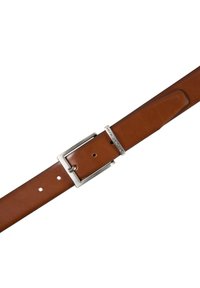 Ceinture en cuir marron avec une boucle rectangulaire en argent brillant, comportant cinq trous d'ajustement et une texture lisse.