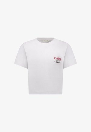 Witte cropped t-shirt gemaakt van geribd stof, met roze en zwarte geborduurde tekst "CARS GIRLS are the Future" op de linkerborst.