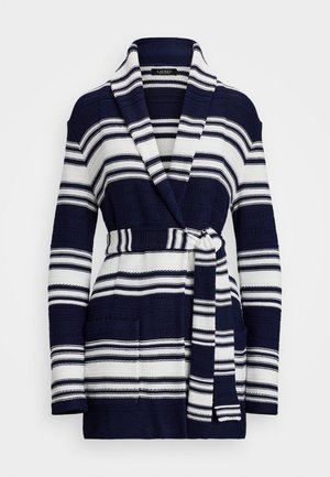 Sötétkék és fehér csíkos kardigán, sálgallérral, megkötős derékkal és két elülső zsebbel; texturált kötött anyag különböző csík szélességekkel.