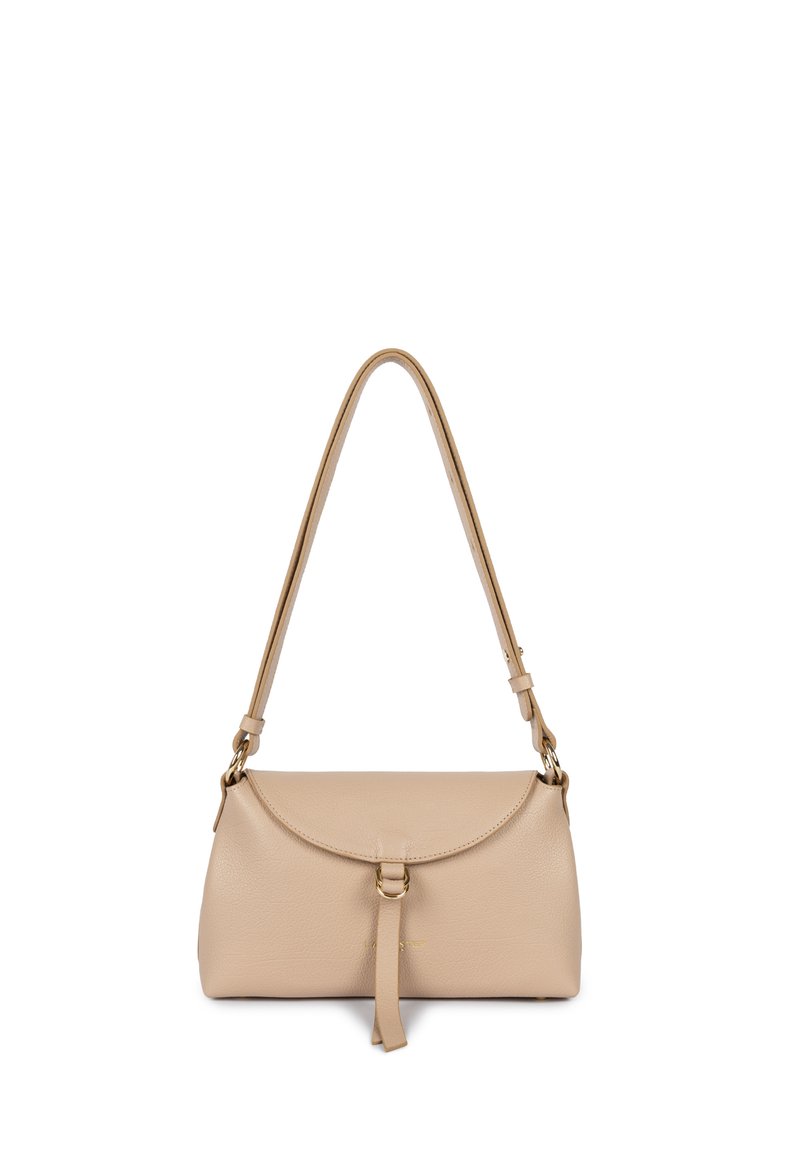 Sac à main en cuir beige, de forme arrondie, avec un rabat courbé et une bandoulière amovible. Il présente un petit nœud décoratif.