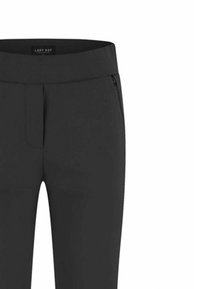 Zwarte broek met een gladde stofstructuur, voorzien van een brede tailleband, een ritszak aan de voorkant en een vlakke voorkant.