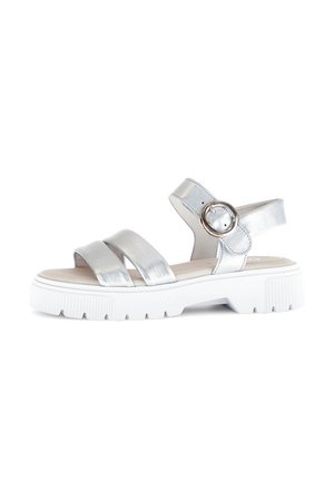 Zilveren sandalen met drie glanzende bandjes, een ronde gespsluiting en een witte chunky zool. Het ontwerp heeft een gladde textuur en een open hiel.