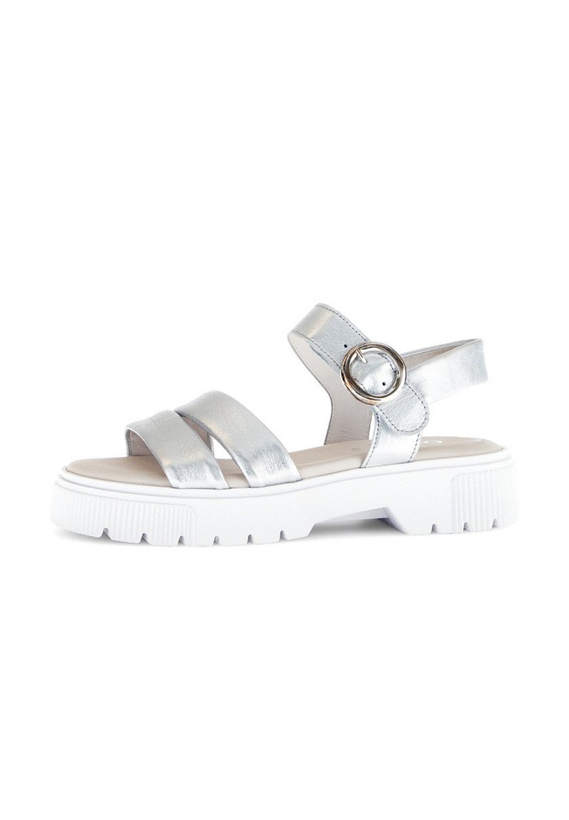 Zilveren sandalen met drie glanzende bandjes, een ronde gespsluiting en een witte chunky zool. Het ontwerp heeft een gladde textuur en een open hiel.