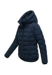 Marineblauwe pufferjack met een capuchon, voorzien van gestikselde secties, een rits aan de voorkant en lange mouwen met elastische manchetten. Gecentreerd met een logo op de mouw.