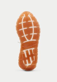 Oranžová gumová podrážka s texturovaným vzorem pro lepší grip a bílými akcenty. Obsahuje charakteristický design vzorku pro trakci a stabilitu.