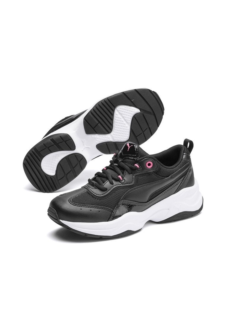 Czarne buty sportowe z siatkowym i syntetycznym pokryciem, biała środkowa podeszwa, czarna zewnętrzna podeszwa oraz różowe akcenty na oczkach sznurowadeł i logo.