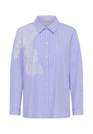 Modra in roza šahovnica na srajci s gumbi, ki ima belo cvetlično čipkasto vezenje na levi strani. Ima klasičen ovratnik in dolge rokave.