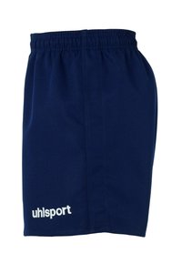 Marineblauwe sportshorts van lichtgewicht stof, met een elastische tailleband en het witte "uhlsport" logo op de onderste linkerkant.