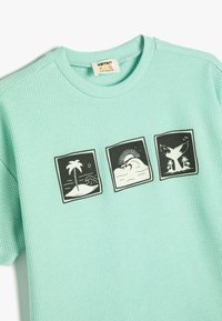 Koton - T-shirt z nadrukiem