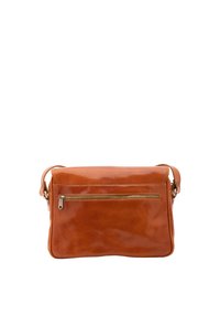 Borsa a tracolla in pelle marrone con finitura lucida, tasca frontale con zip, cintura regolabile e forma rettangolare.