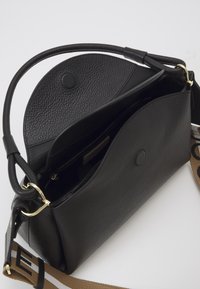 Borsa a tracolla nera in pelle con superficie testurizzata, pattina superiore curva, hardware dorato e una tracolla marrone staccabile con un motivo a contrasto.