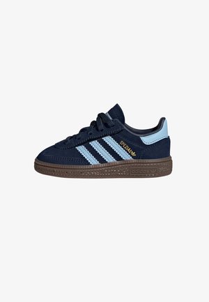 Niskie sneakersy Adidas w granatowym kolorze z jasnoniebieskimi paskami, jasnoniebieską zakładką na pięcie, "Spezial" złotym nadrukiem i brązową fakturowaną gumową podeszwą.