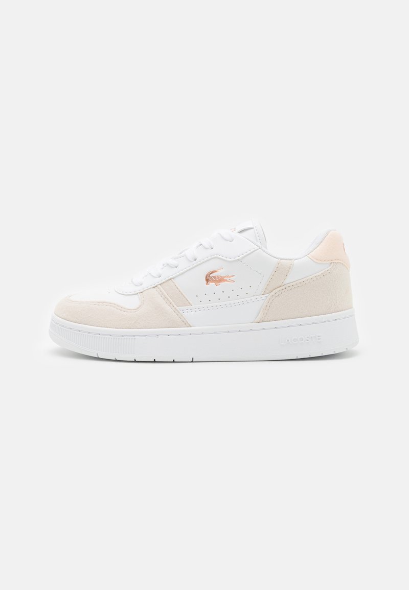 Fehér sneaker, bézs és világos rózsaszín velúr részletekkel. Lyukacsos kialakítású, és hangsúlyos logóval rendelkezik. Gumitalpú, fűzős záródású.