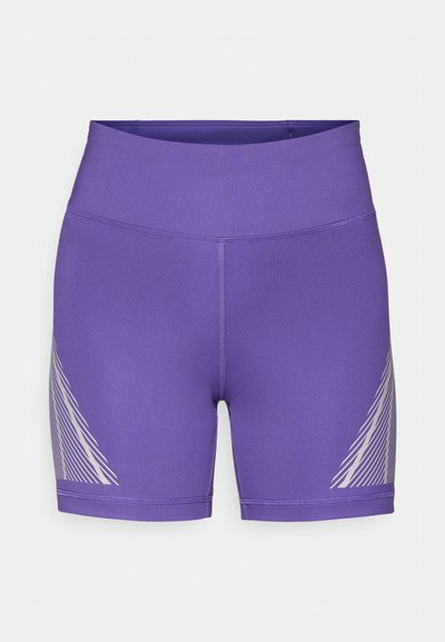 Lila sport rövidnadrág, rugalmas anyagból, magas derékrésszel és bal oldalon ferde fehér vonal mintával.