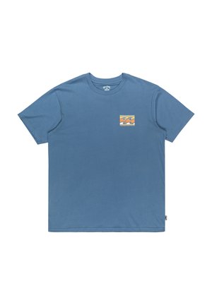 Blauwe katoenen t-shirt met een kleine vierkante afbeelding van golven in oranje en geel. Korte mouwen en een ronde hals ontwerp.