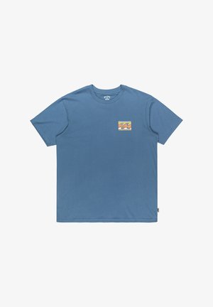 Modrá bavlnená tričko s malou štvrcovou grafikou vlny v oranžovej a žltej farbe. Krátke rukávy a dizajn s okrúhlym výstrihom.