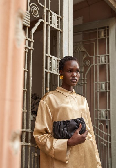 By Malene Birger OLISSE - Vestido camiseiro - nature