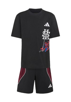 T-shirt noir à manches courtes avec des logos blancs et un graphique Spider-Man rouge et bleu, associé à un short noir avec des accents bordeaux et blancs.