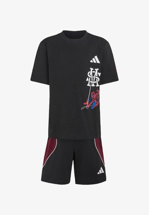T-shirt nera a maniche corte con loghi bianchi e una grafica di Spider-Man rossa e blu abbinata a pantaloncini neri con dettagli bordeaux e bianchi.