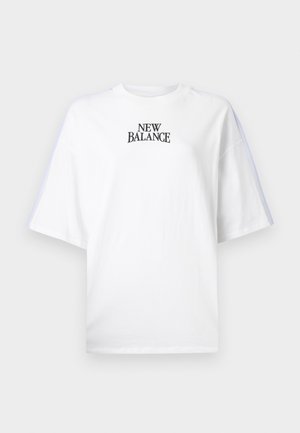 Maglietta bianca in cotone con collo rotondo, vestibilità comoda e maniche corte. Presenta il logo nero "NEW BALANCE" al centro. Design semplice.