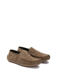 Barna velúr loaferek sima textúrával, mokaszin típusú varrással és rugalmas gumitalppal. Minimalista designnal és slip-on stílussal rendelkezik.