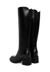 Botas negras hasta la rodilla de cuero suave con tacón cuadrado y detalles de costura sutil; diseño elegante con puntera redondeada.