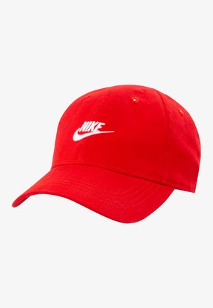 Rotes Baumwoll-Baseballcap mit gebogenem Schirm, vorne mit weißem Nike-Logo bestickt. Sechs Lüftungslöcher auf der Krone.