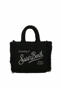 Sort vævet taske med tekstureret stof, der har en frynset kant. Hvidt trykt tekst: "Drømmer om Saint Barth Vinterparadis." Dobbelt håndtag.