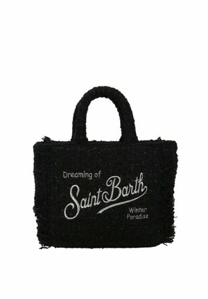 Sort vævet taske med tekstureret stof, der har en frynset kant. Hvidt trykt tekst: "Drømmer om Saint Barth Vinterparadis." Dobbelt håndtag.