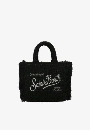 Borsa nera intrecciata con tessuto strutturato, con bordo sfrangiato. Testo bianco stampato: "Sognando il paradiso invernale di Saint Barth." Doppio manico.