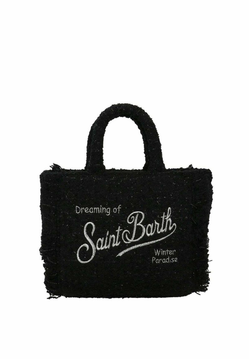 Sort vævet taske med tekstureret stof, der har en frynset kant. Hvidt trykt tekst: "Drømmer om Saint Barth Vinterparadis." Dobbelt håndtag.