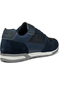 Sneaker blu navy con un mix di materiali in suede e mesh, forma arrotondata, colletto imbottito e suola testurizzata con fori di ventilazione.