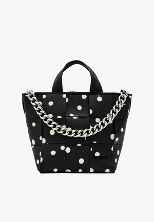 Borsa nera intrecciata con pois bianchi, dotata di doppi manici superiori e di una catena argentata chunky. Finitura liscia, forma rettangolare, logo del marchio visibile.