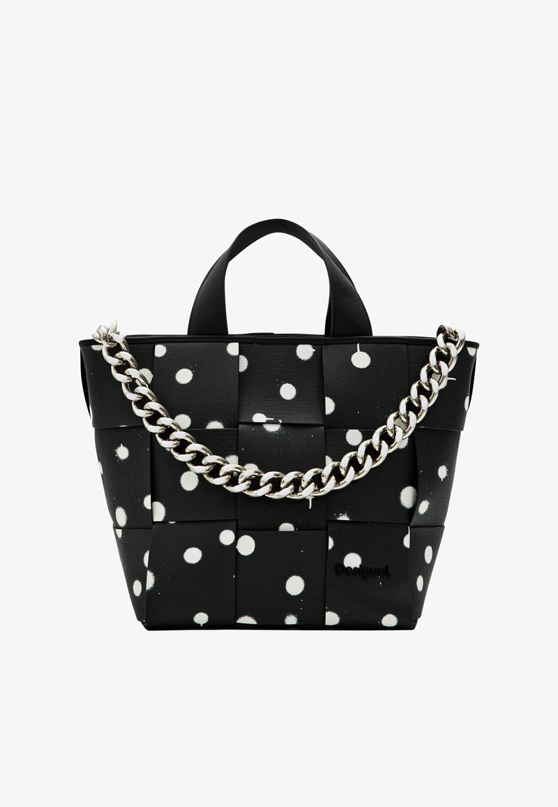 Sac tissé noir avec des pois blancs, doté de doubles poignées supérieures et d'une chaîne argentée épaisse. Fini lisse, forme rectangulaire, logo de la marque visible.