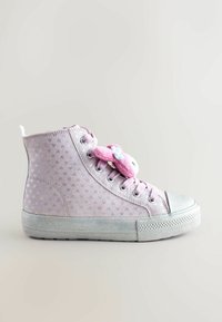 Helle Pink-Suede High-Top-Sneaker mit Herzmuster, silberner Zehenkappe und einem rosa, hasenförmigen Schnürsenkel-Accente. Glittersohle in Silber.
