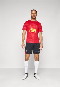 Nike Performance LIVERPOOL FC NIKE DF ACADEMY SHORT SLEEVES TOP K PRE-MATCH - Joukkuetuote - gym red/chrome yellow