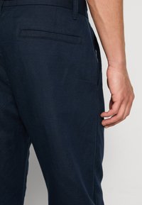 Esprit STRAIGHT PLEAT - Auduma bikses - navy