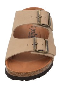 Beige leren sandaal met twee verstelbare gespen, open teen ontwerp, kurken voetbed en een gestructureerde rubberen zool voor grip.